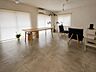 リビング/ダイニング：夕食の時間。家族、友人、両親、親戚との会話がより料理を美味しくしてくれる。あっという間に時間が過ぎてしまう居心地の良さは、普段はほっとする空間としてここにあります。 
