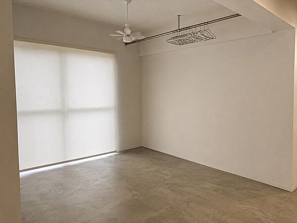 大きな開口部から明るい光が差し込む、日中の室内の明るさがこの部屋の魅力です。