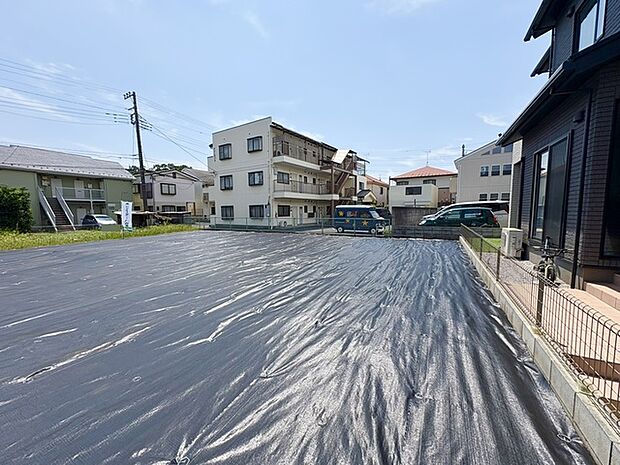西側も隣地の敷地で空いている為、解放感がございます。