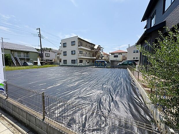 戸建てが立ち並ぶ静かな住宅街。四季折々の移り変わりを感じながら自然と楽しみ、暮らす、そんな毎日を日々の中で感じられる住環境 