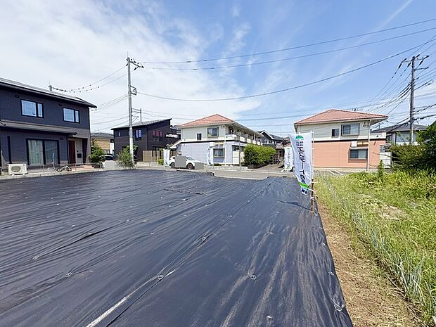 目の前の道路は車通りが少ない住宅街の為、お子様のいるご家庭は安心してお過ごし頂けます。