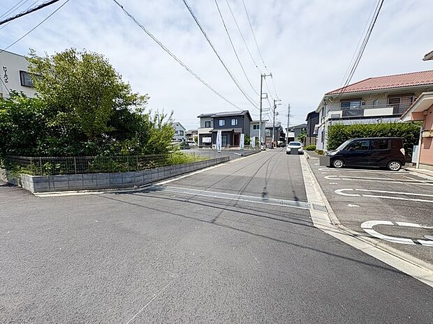 6m幅員の道路に面しておりお車の運転が苦手な方でも安心して出入りいただけます。 