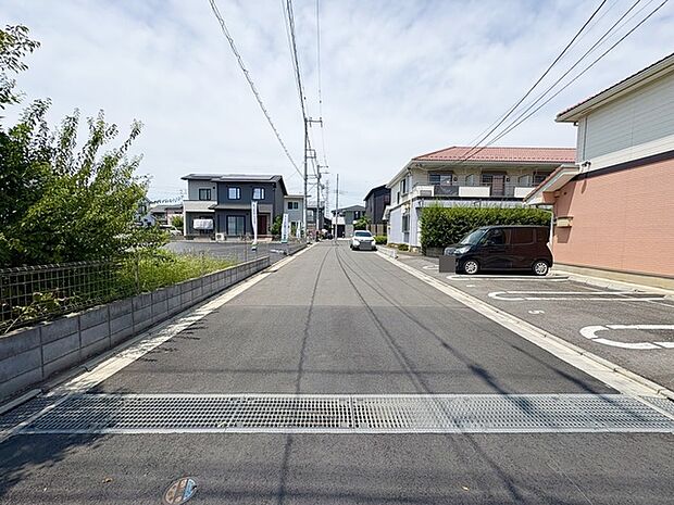 前面道路は広く、駐車がしやすいです。プランによっては車2台分も出来そうです。 