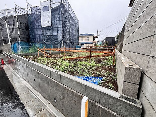 静かな街並みに寄り添う落ち着いた敷地はこれからの暮らしを描く穏やかな空間を広げます 