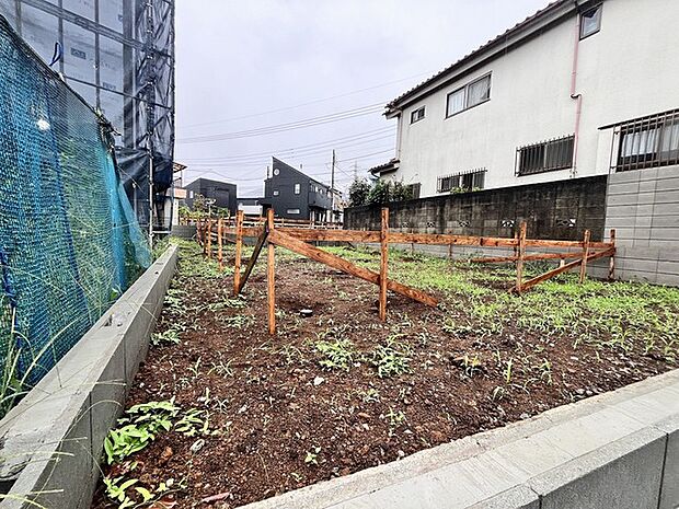 隣が道路の為、風通しや日当たりが望めます。