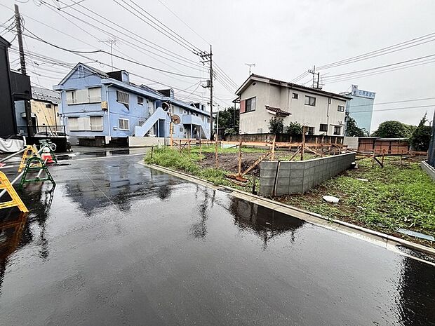 戸建てが立ち並ぶ静かな住宅街。四季折々の移り変わりを感じながら自然と楽しみ、暮らす、そんな毎日を日々の中で感じられる住環境 
