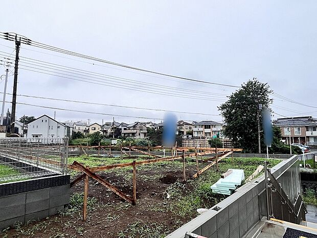 高台に位置する現地から眺める風景は一日の疲れを癒すヒーリングを奏でる、心地の良い時間を演出してくれます。