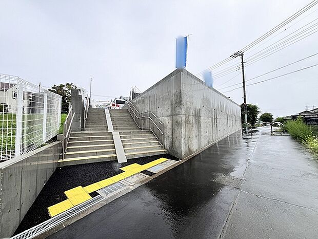 現地は、西側4.54m道路、北側通路、東側階段と3方が解放感がある立地です。