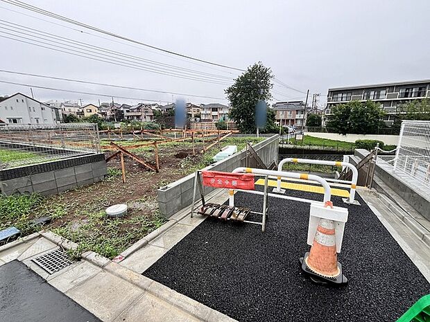 前面道路は通り抜けができないため、交通量が少なく静かな住環境です。