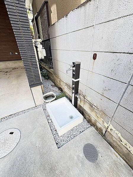 洗車などにも便利な立水栓付き。