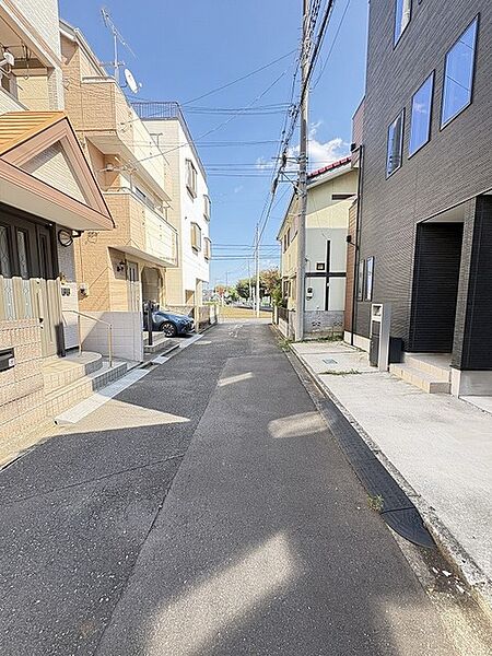 戸建てが立ち並ぶ静かな住宅街。四季折々の移り変わりを感じながら自然と楽しみ、暮らす、そんな毎日を日々の中で感じられる住環境