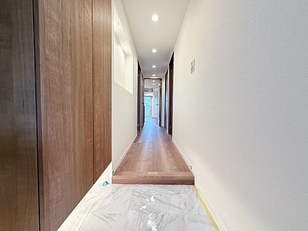 玄関はおうちの顔とも呼ばれる重要な場所！明るくスッキリと見える空間で住まう人を見送り、出迎えてくれます。 