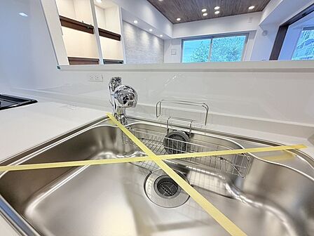 時短に活躍する食器洗浄機や一杯の水も楽しめる浄水器があるシステムキッチン。 