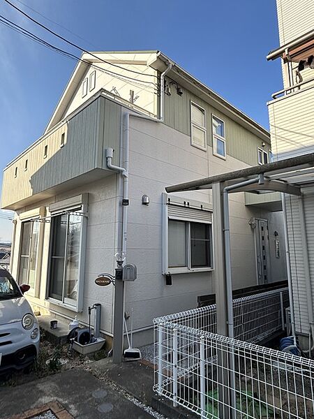 通りから入ったプライベート空間で落ち着いた雰囲気でお住いになる。敷地部分でお子様の遊ぶスペースや駐車スペースに活用できます。