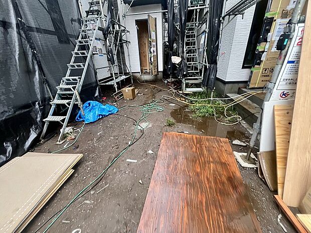 前面道路は広く、駐車がしやすいです。駐車スペース2台分ございます。