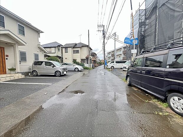セカンドカーや来客時にも便利なカースペース2台分ございます。