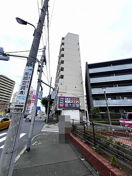 マンションの目の前が新青梅街道なので交通量や音などは実際に現地でご確認下さい。