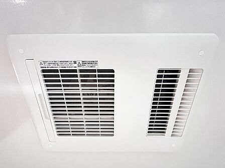 花粉や雨の日、寒い冬の時期に嬉しい浴室乾燥機。換気機能で入浴時に湿気を換気しカビの防止にもなります。