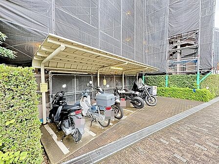 屋根付きのバイク置場
