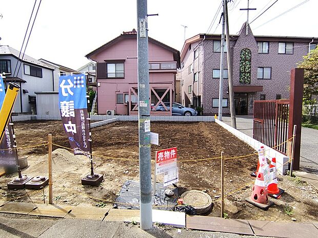 セカンドカーや来客時にも便利なカースペース2台分ございます。