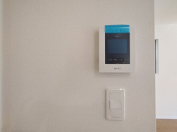 録画機能もあり、どのような人が何時に来訪されたのかが分かります。防犯上はもちろん、お届け物などの把握にも便利です。ライトが付いているので、夜間でも安心です。