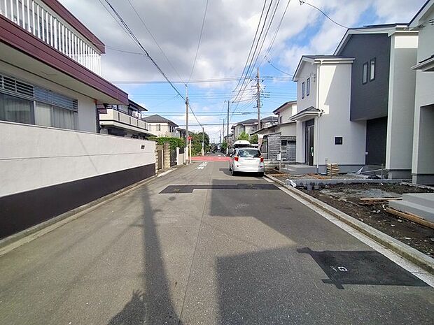 6m幅員の道路に面しておりお車の運転が苦手な方でも安心して出入りいただけます。