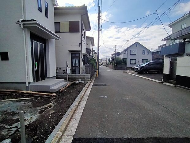 6m幅員の道路に面しておりお車の運転が苦手な方でも安心して出入りいただけます。