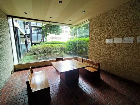 大きな窓から豊かな緑の景色が広がり落ち着いた時間を過ごせる共用部の客用スペースです