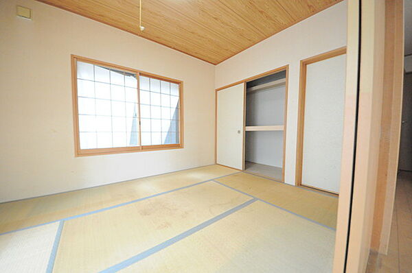 和室があるとやはりどこか心落ち着いてしまいます。客間としてもちょうど良い6帖。