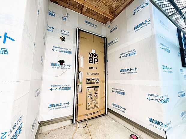 玄関はおうちの顔とも呼ばれる重要な場所!明るくスッキリと見える空間で住まう人を見送り、出迎えてくれます。