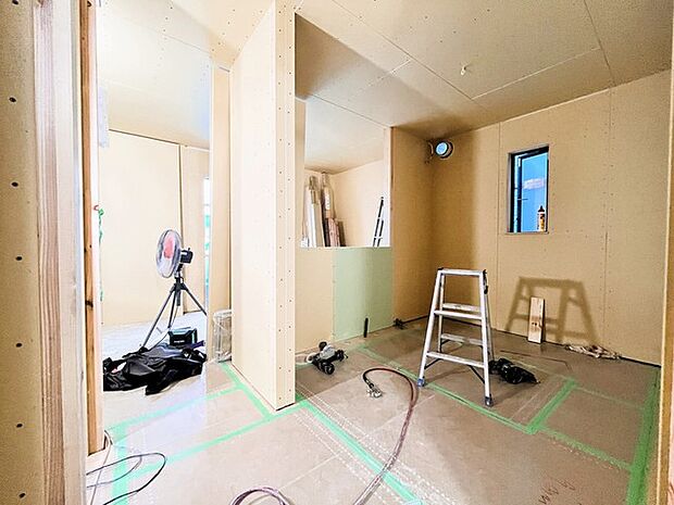リビングの内装は現在建築中です