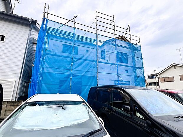 陽ざしが差込む明るいバルコニー。奥行きのあるバルコニーはお洗濯時に助かります。 