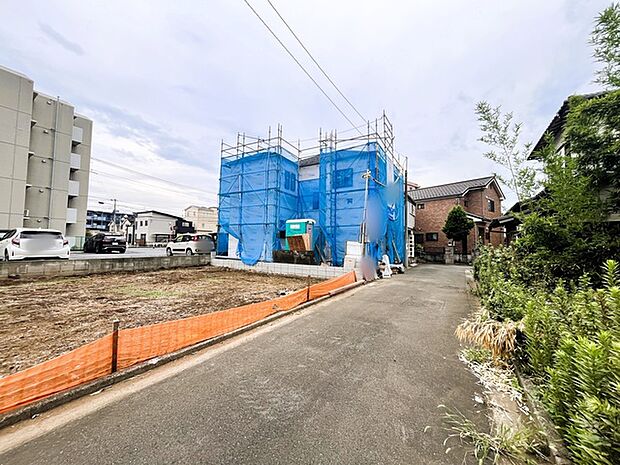 前面道路は人通りが少回転道路の為、駐車がしやすいです。駐車スペース1台分ございます。