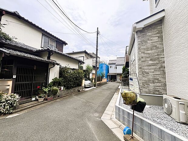 現地含む周辺の街並み 閑静な住宅街に佇む落ち着いた雰囲気の街並みです (15m)