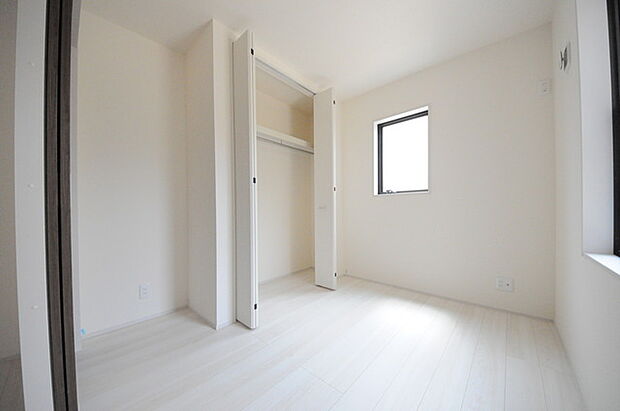 衣類の整理整頓に嬉しいクローゼット付きのお部屋。お子様のお部屋としても便利です。 