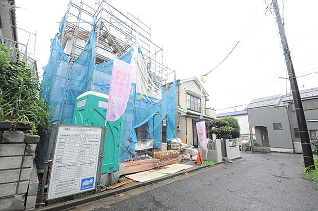 戸建てが立ち並ぶ静かな住宅街。四季折々の移り変わりを感じながら自然と楽しみ、暮らす、そんな毎日を日々の中で感じられる住環境