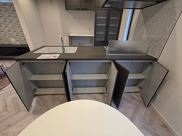 キッチンに便利な収納付き リビングにいる家族の顔が見渡せるカウンターキッチン。お料理もより一層おいしく、楽しく。食器棚を背面に設置しても十分な広さを確保しています。