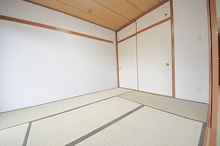 和室があるとやはりどこか心落ち着いてしまいます。客間としてもちょうど良い6帖。