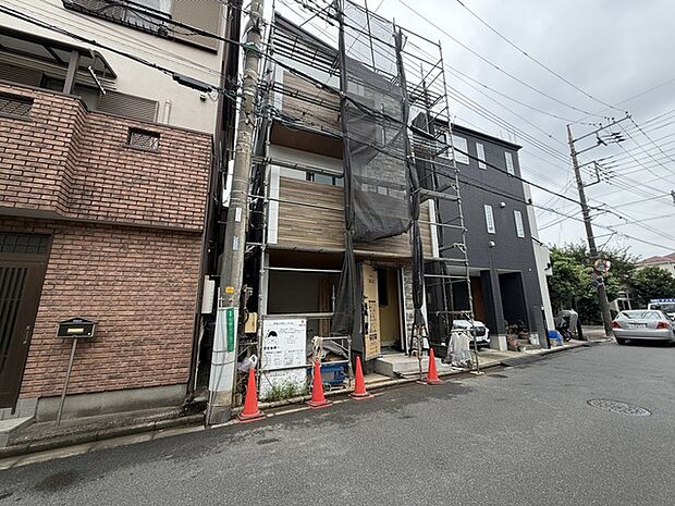 戸建てが立ち並ぶ静かな住宅街。四季折々の移り変わりを感じながら自然と楽しみ、暮らす、そんな毎日を日々の中で感じられる住環境