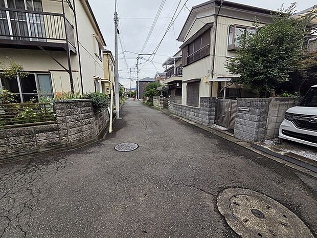 戸建てが立ち並ぶ静かな住宅街。四季折々の移り変わりを感じながら自然と楽しみ、暮らす、そんな毎日を日々の中で感じられる住環境 