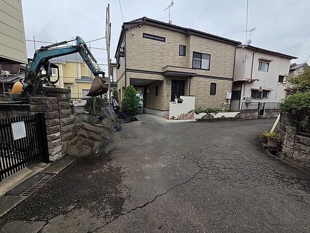 戸建てが立ち並ぶ静かな住宅街。四季折々の移り変わりを感じながら自然と楽しみ、暮らす、そんな毎日を日々の中で感じられる住環境 