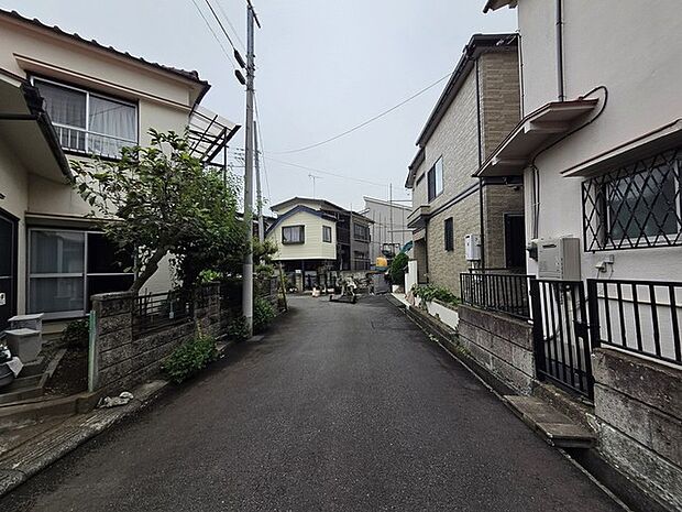 戸建てが立ち並ぶ静かな住宅街。四季折々の移り変わりを感じながら自然と楽しみ、暮らす、そんな毎日を日々の中で感じられる住環境 