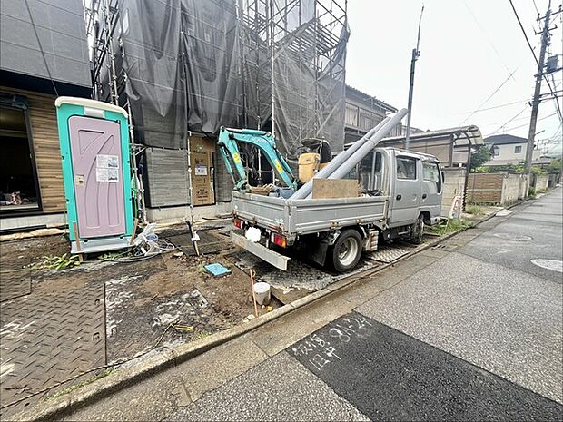 前面道路は広く、駐車がしやすいです。駐車スペース2台分ございます。 