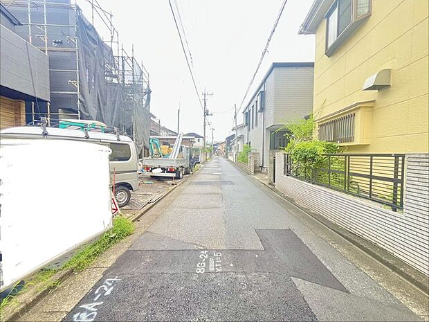 前面道路は広く、駐車がしやすいです。駐車スペース2台分ございます。 