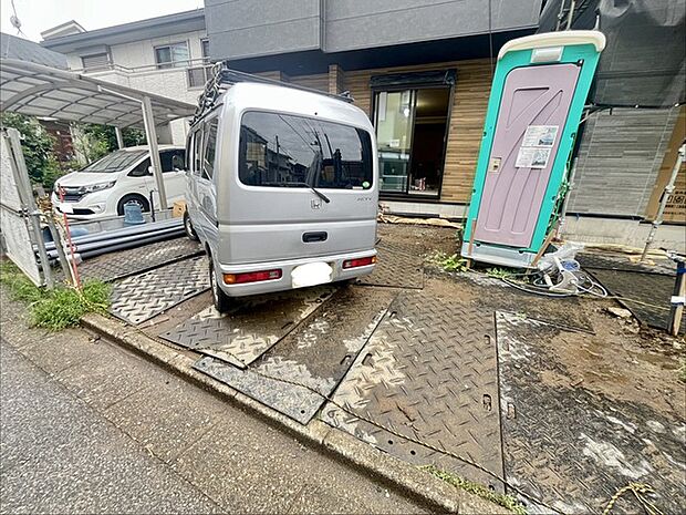 前面道路は広く、駐車がしやすいです。駐車スペース2台分ございます。 