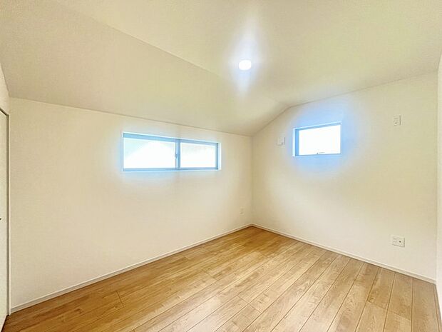 衣類の整理整頓に嬉しいクローゼット付きのお部屋。お子様のお部屋としても便利です。