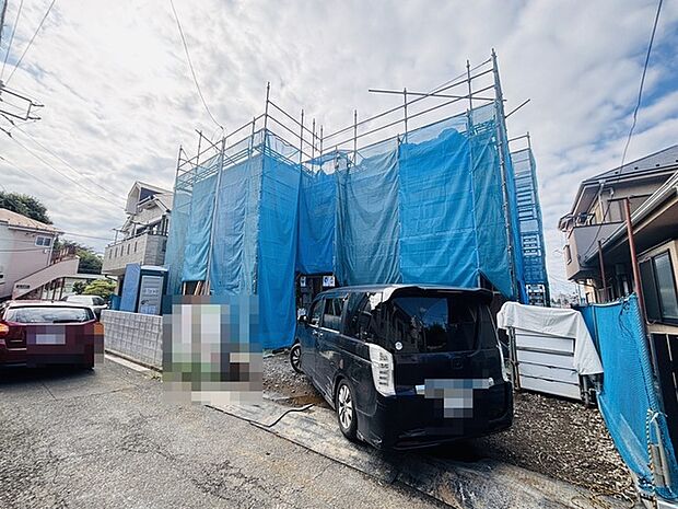 前面道路は広く、駐車がしやすいです。駐車スペース2台分ございます。
