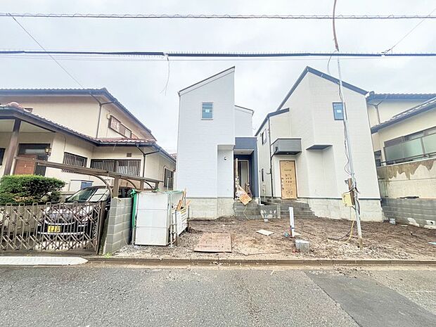 陽ざしが差込む明るいバルコニー。奥行きのあるバルコニーはお洗濯時に助かります。