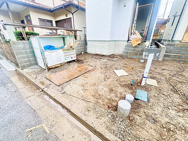 前面道路は広く、駐車がしやすいです。駐車スペース2台分ございます。