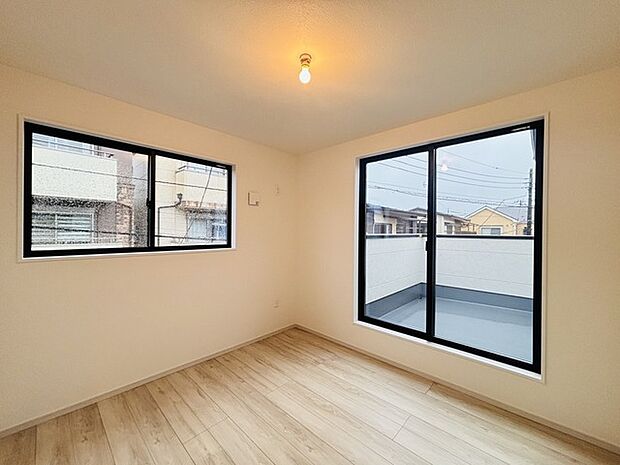 大きな開口部から明るい光が差し込む、日中の室内の明るさがこの部屋の魅力です。